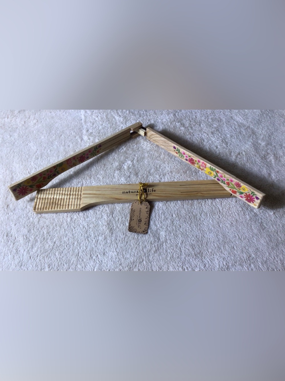 NATURAL LIFE Floral-Accented wooden tongs set of 2 - Picture 2 of 2